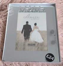 Image of BNWT: "MR AND MRS" GLASS PHOTO FRAME WEDDING /ANNIVERSARY GIFT. 5"x7"/13cmx18cm.