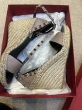 Image of Ladies Valentino Garavani Rockstud Calfskin Wedge Sandals -poudre - Uk7 - New